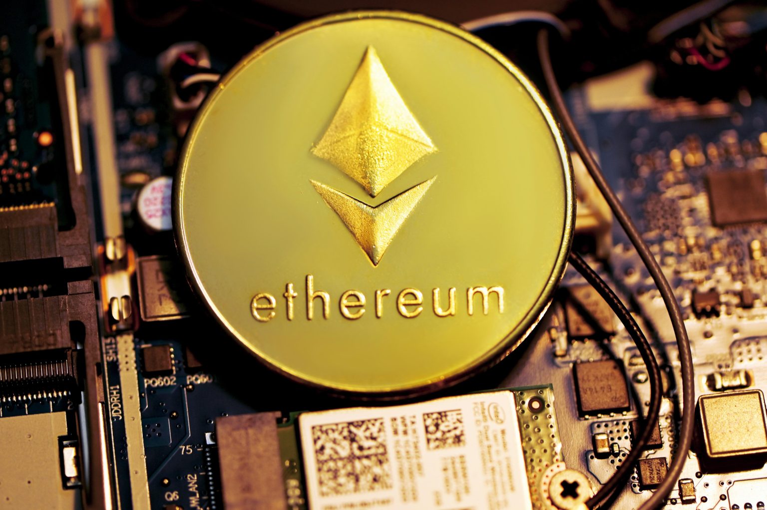 Rival Safe Havens Battle: Will Bitcoin Dethrone Gold Amid Dollar Woes?